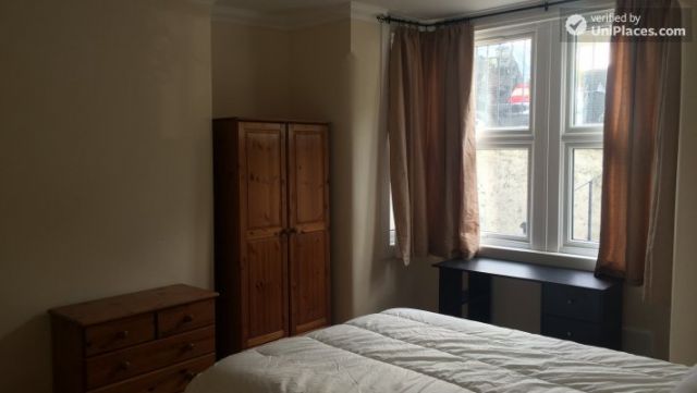 Single Bedroom (Room D) - Nice 5-bedroom house in well-connected Cubitt Town 8 Image