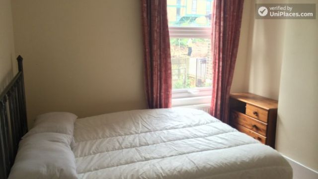 Double Bedroom (Room E) - Nice 5-bedroom house in well-connected Cubitt Town 4 Image