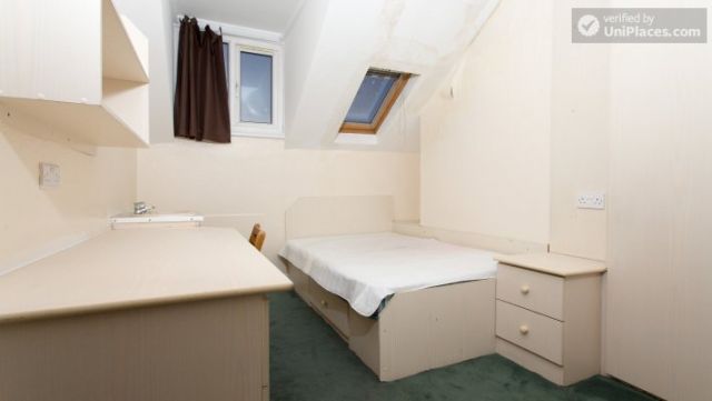 Single Bedroom (Room 1) - Inviting 5-bedroom house in Headingley, leeds 6 Image