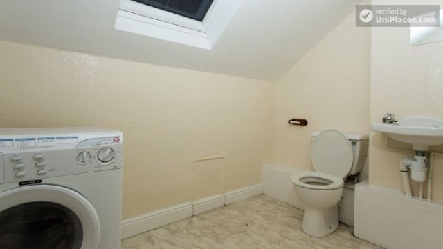 Rooms available - Inviting 5-bedroom house in Headingley, leeds 9 Image