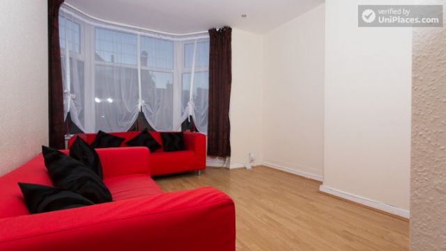 Rooms available - Inviting 5-bedroom house in Headingley, leeds 11 Image