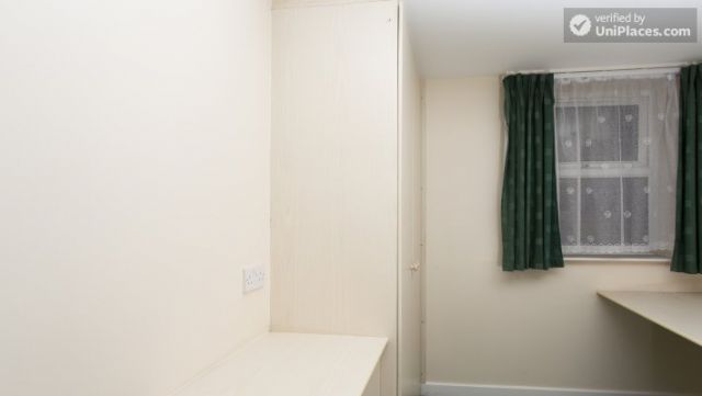 Double Bedroom (Room 1) - 5-Bedroom student house in Headingley, Leeds 8 Image