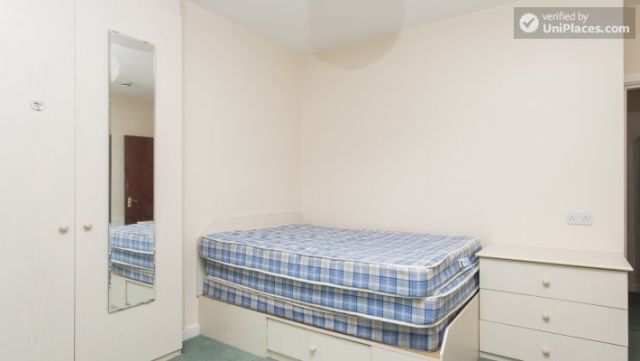 Double Bedroom (Room 1) - 5-Bedroom student house in Headingley, Leeds 5 Image