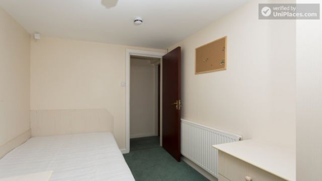 Double Bedroom (Room 2) - 5-Bedroom student house in Headingley, Leeds 3 Image