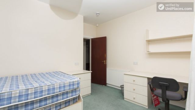 Double Bedroom (Room 3) - 5-Bedroom student house in Headingley, Leeds 10 Image