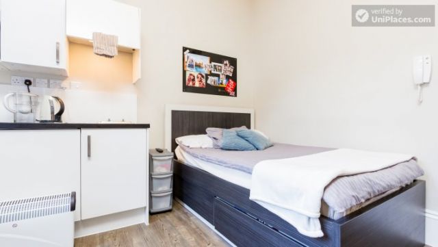 Premium Triple Bed Apartment - Modern Residence in Popular Bloomsbury 8 Image