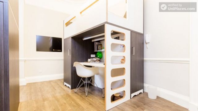 Premium Triple Bed Apartment - Modern Residence in Popular Bloomsbury 4 Image
