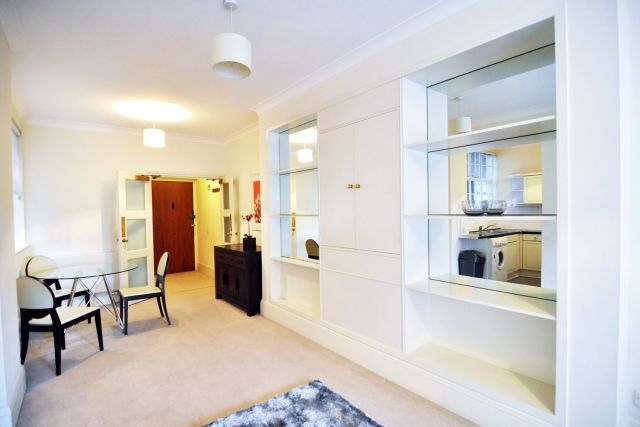 An elegant two bedroom apartment opposite Regents Park 4 Image