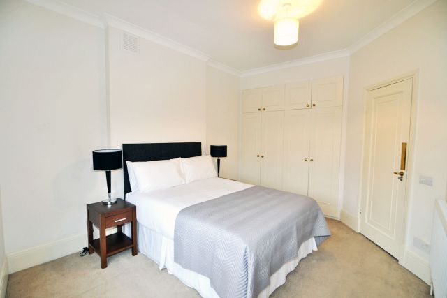 An elegant two bedroom apartment opposite Regents Park 6 Image