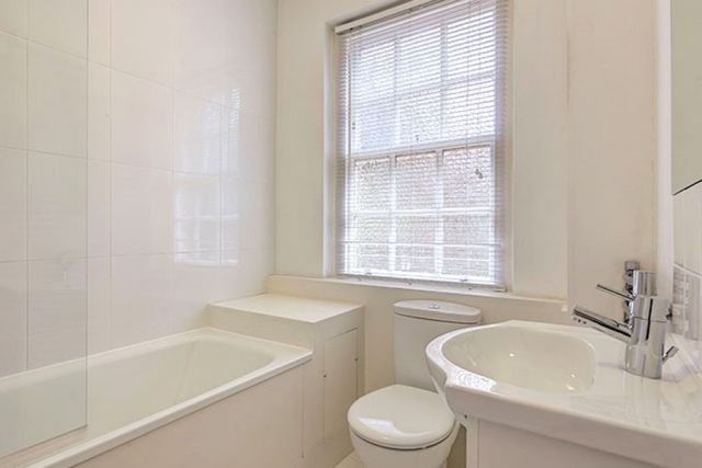 Recently redecorated quiet, bright and spacious studio 4 Image