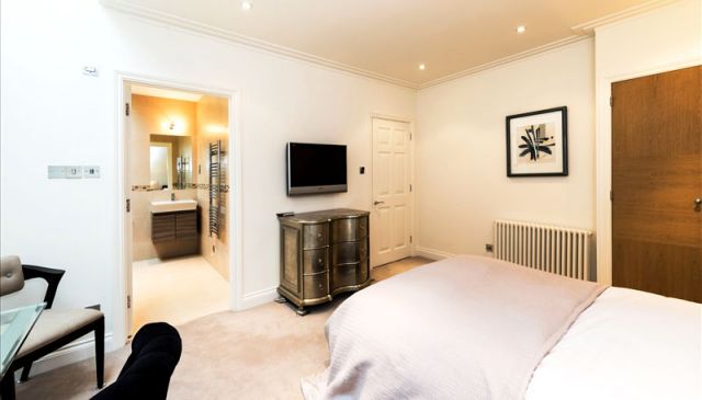 This superb one bedroom apartment in Mayfair 7 Image