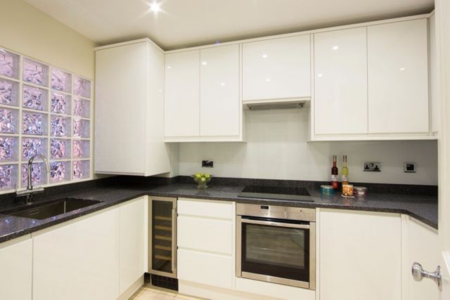 A stunning two bedroom, two bathroom garden apartment 3 Image
