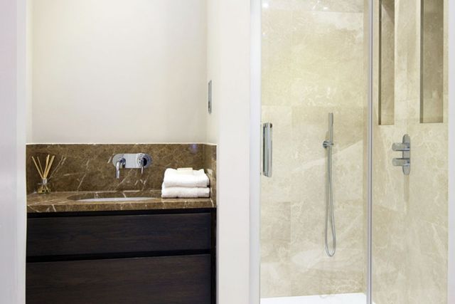 A stunning two bedroom, two bathroom garden apartment 8 Image