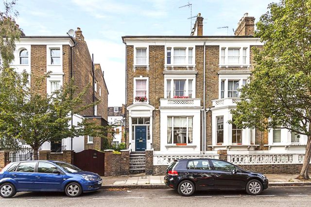 A very spacious 1 bedroom flat in Kensington 4 Image