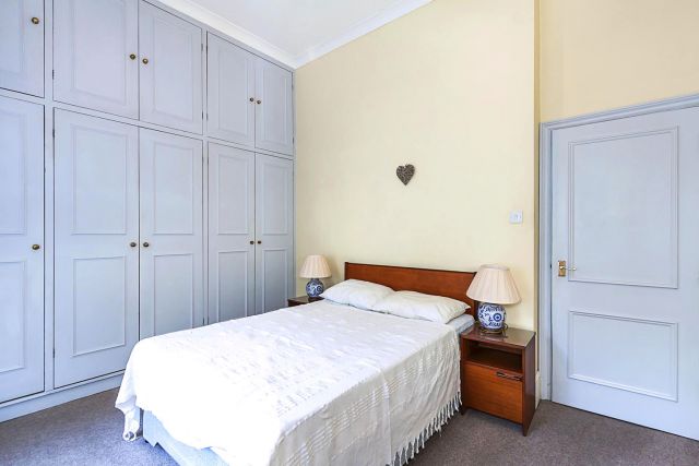 A very spacious 1 bedroom flat in Kensington 7 Image