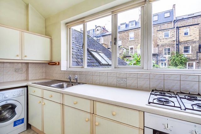 A very spacious 1 bedroom flat in Kensington 8 Image