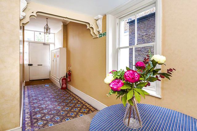 A very spacious 1 bedroom flat in Kensington 9 Image
