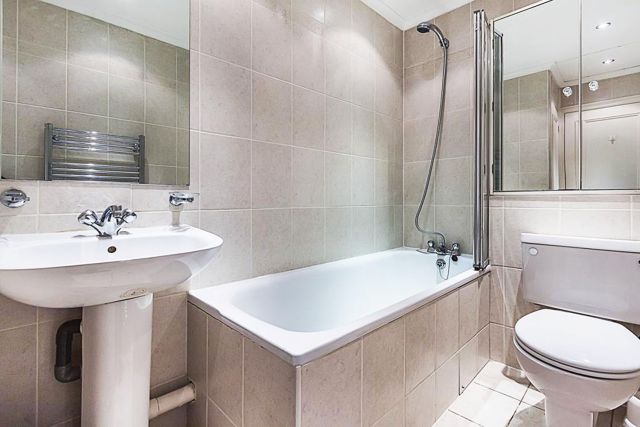 A very spacious 1 bedroom flat in Kensington 10 Image