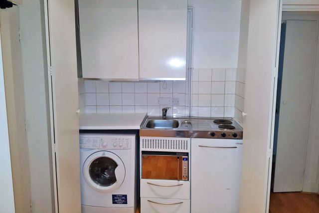 A self-contained studio flat in Kensington W8 3 Image