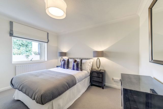 A fantastic two bedroom third floor apartment in SW3 3 Image