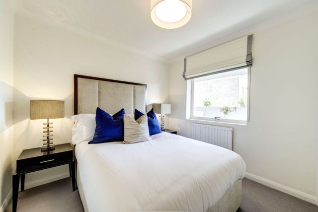 A fantastic two bedroom third floor apartment in SW3 5 Image