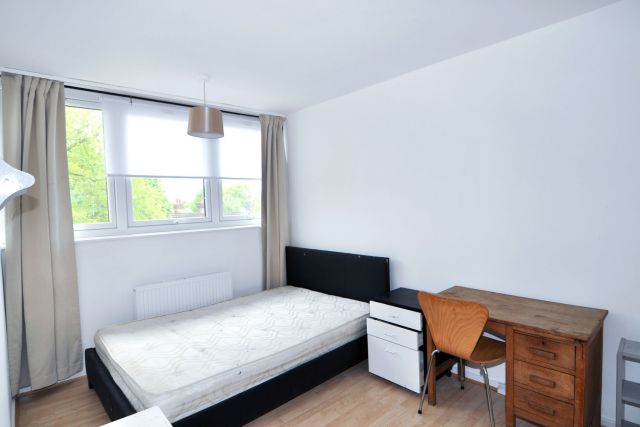 A pleasant very well located, three double bedroom flat 3 Image