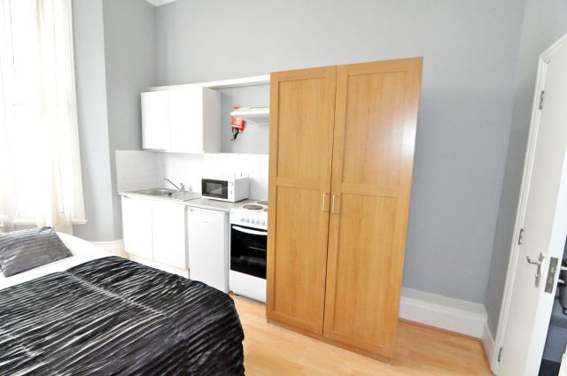 A double studio flat with WiFi, all bills included 3 Image