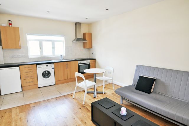 Spacious one bedroom apartment in Central London 2 Image