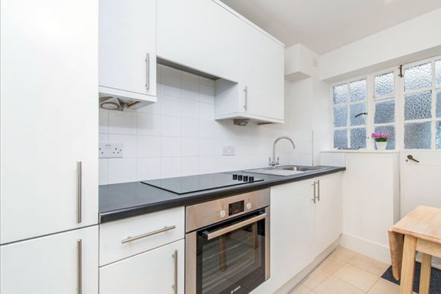 1 bedroom flat for SHORT or LONG let in Chelsea 6 Image