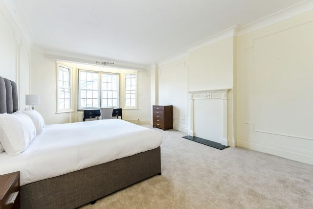 5 bedroom apartment with views over Regents Park 3 Image