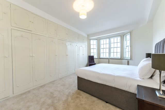 5 bedroom apartment with views over Regents Park 5 Image