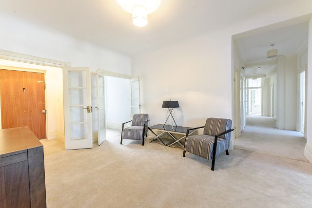 5 bedroom apartment with views over Regents Park 7 Image