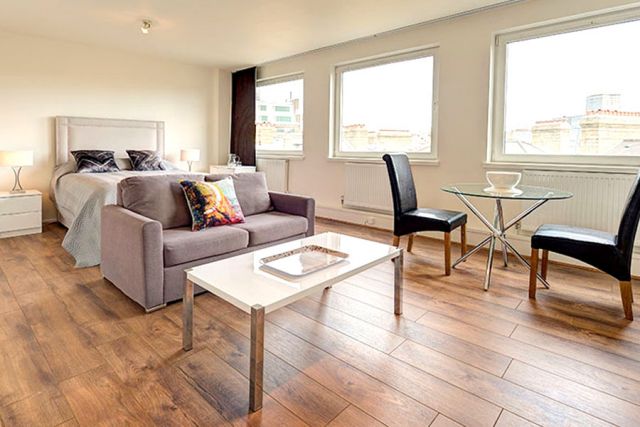 Bright & spacious studio, FREE WIFI, Short or Long let 2 Image