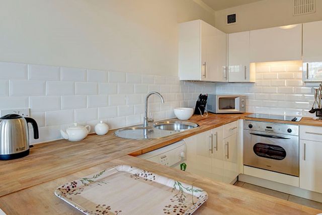 Bright & spacious studio, FREE WIFI, Short or Long let 3 Image