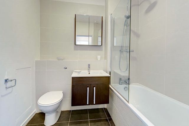 Bright & spacious studio, FREE WIFI, Short or Long let 4 Image