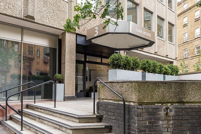 Bright & spacious studio, FREE WIFI, Short or Long let 8 Image