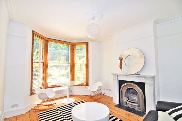 Beautiful 2 bedroom flat with 2 private gardens 2 Image