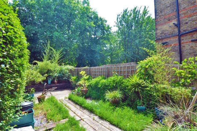 Beautiful 2 bedroom flat with 2 private gardens 3 Image