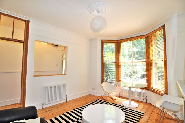 Beautiful 2 bedroom flat with 2 private gardens 4 Image