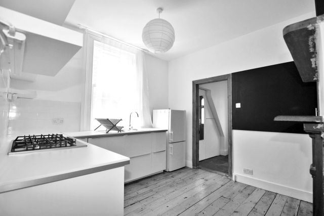 Beautiful 2 bedroom flat with 2 private gardens 5 Image