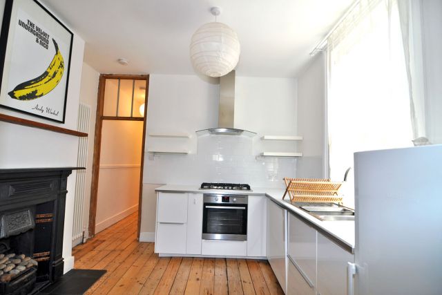 Beautiful 2 bedroom flat with 2 private gardens 6 Image