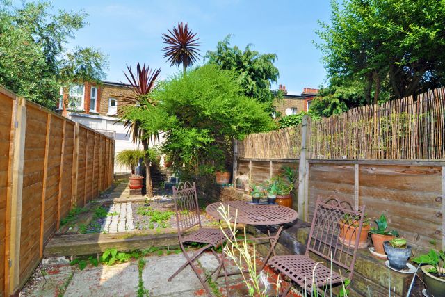 Beautiful 2 bedroom flat with 2 private gardens 9 Image