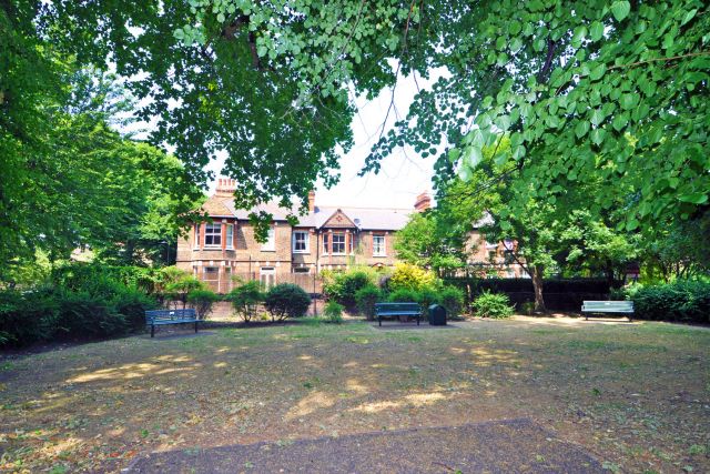 Beautiful 2 bedroom flat with 2 private gardens 10 Image