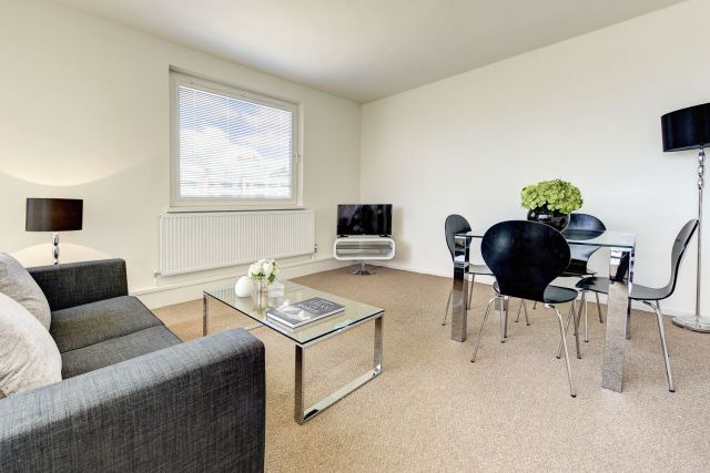 SHORT or LONG LET - Large 1 bedroom flat with WiFi 2 Image