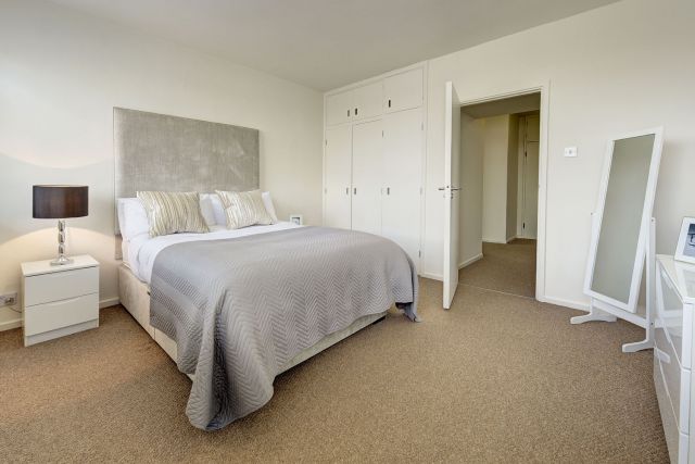 SHORT or LONG LET - Large 1 bedroom flat with WiFi 4 Image