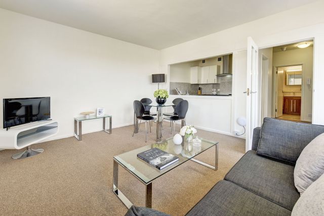 SHORT or LONG LET - Large 1 bedroom flat with WiFi 5 Image