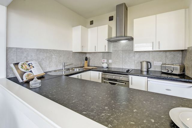 SHORT or LONG LET - Large 1 bedroom flat with WiFi 6 Image