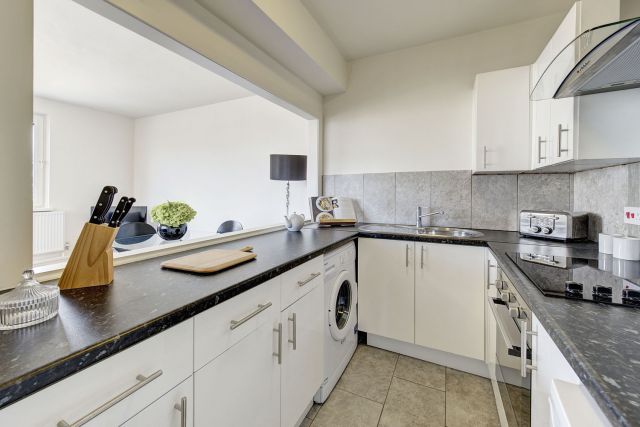 SHORT or LONG LET - Large 1 bedroom flat with WiFi 7 Image