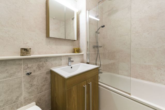 SHORT or LONG LET - Large 1 bedroom flat with WiFi 8 Image