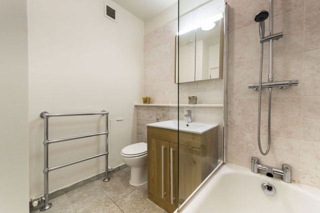 SHORT or LONG LET - Large 1 bedroom flat with WiFi 9 Image